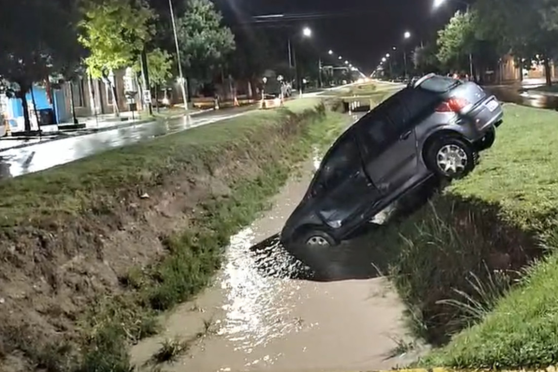  OTRO VEHÍCULO TERMINÓ EN LA ALCANTARILLA Y YA SUMAN 100 LOS SINIESTROS VEHICULARES EN EL 2024