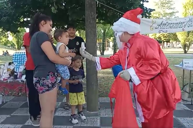 Papá Noel visitó la Feria Autogestiva Nómade