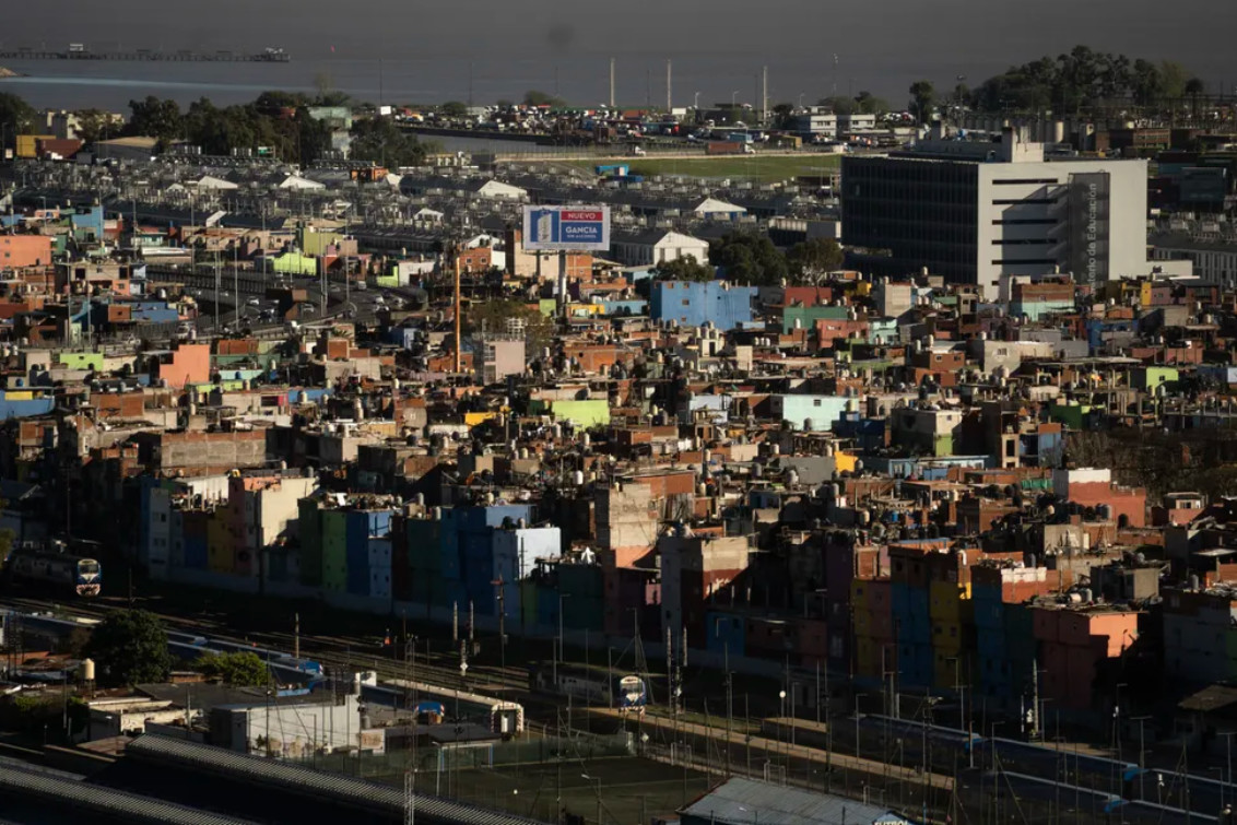 La pobreza cayó al 28,2% en el segundo semestre del año pasado, según el Indec