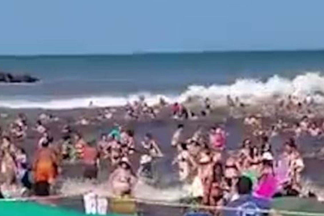  Un muerto y 35 heridos por una ola gigante que impactó en Santa Clara del Mar y Mar del Plata