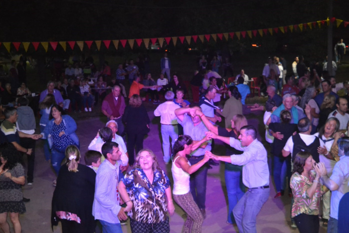 Gran baile en el Prado Español: diversión y solidaridad en una noche familiar