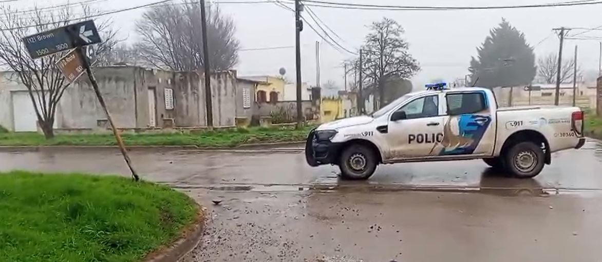 Fuerte choque entre una camioneta y un auto en una esquina de la ciudad