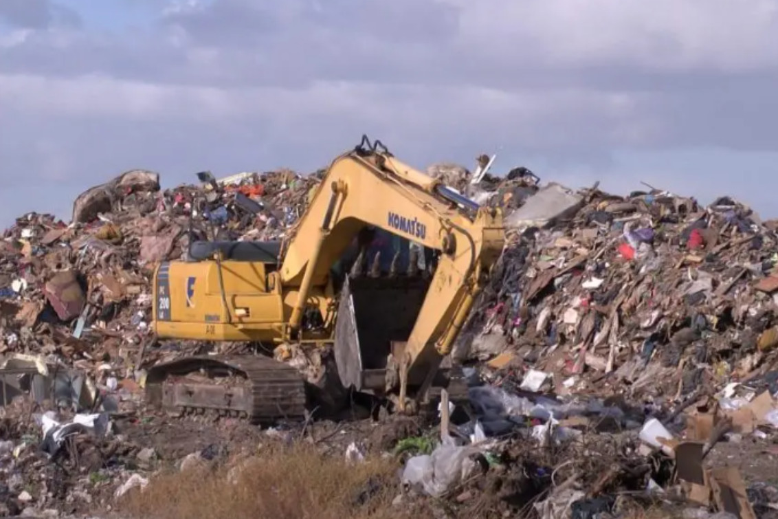 Cerri lucha contra montañas de basura tras las inundaciones