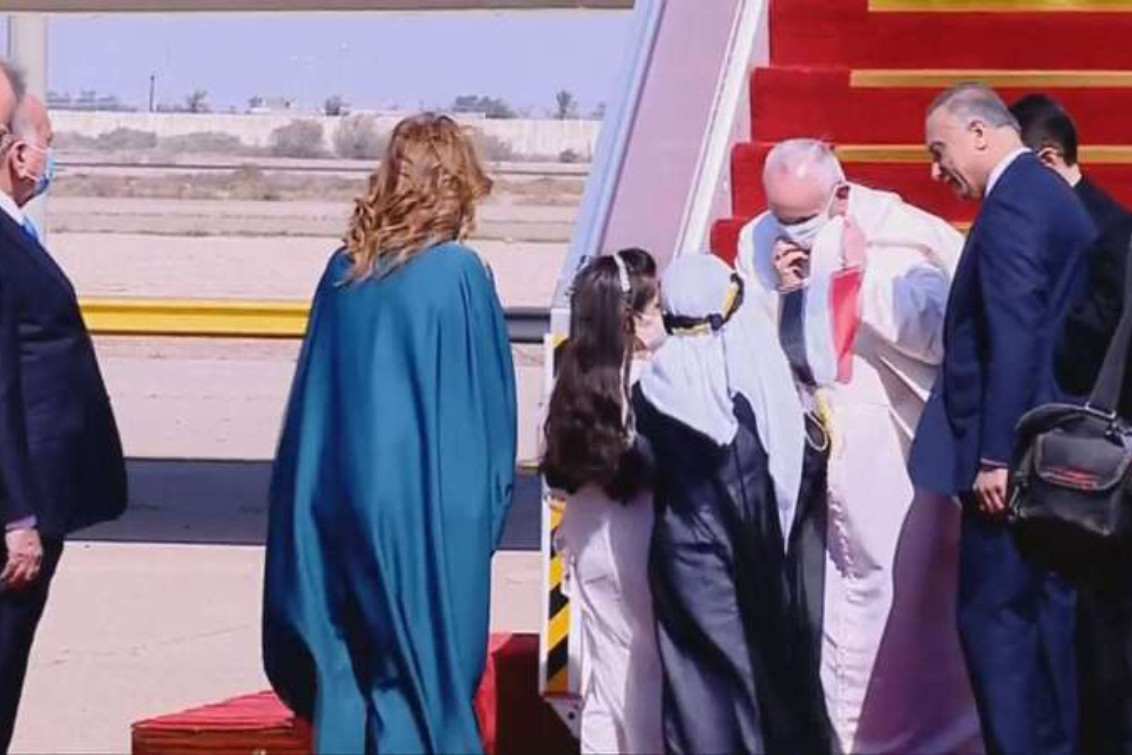 El papa Francisco llegó a Irak y comienza una visita histórica y la más peligrosa