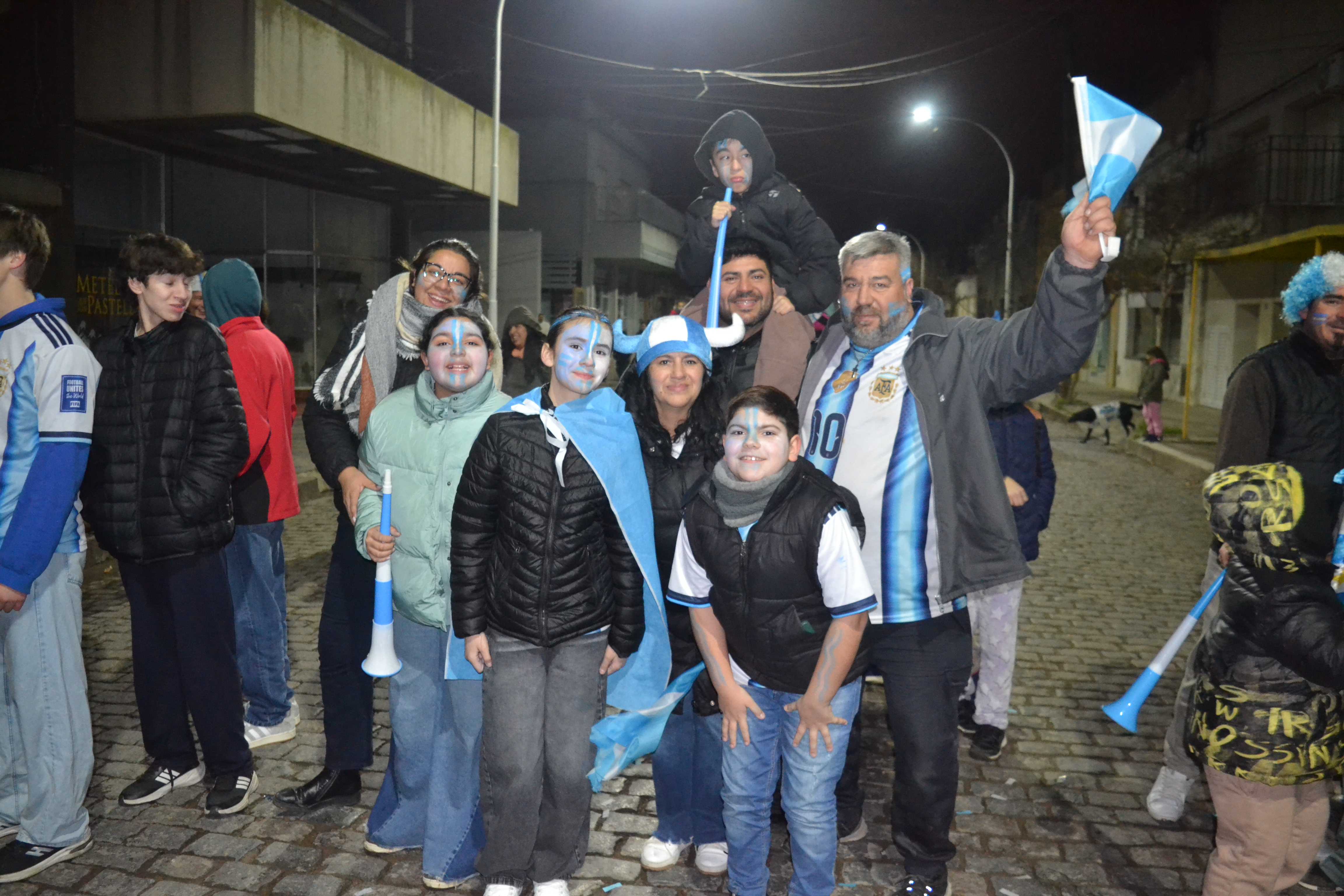La ciudad volvió a vestirse de celeste y blanco para celebrar el pase de Argentina a las semifinales