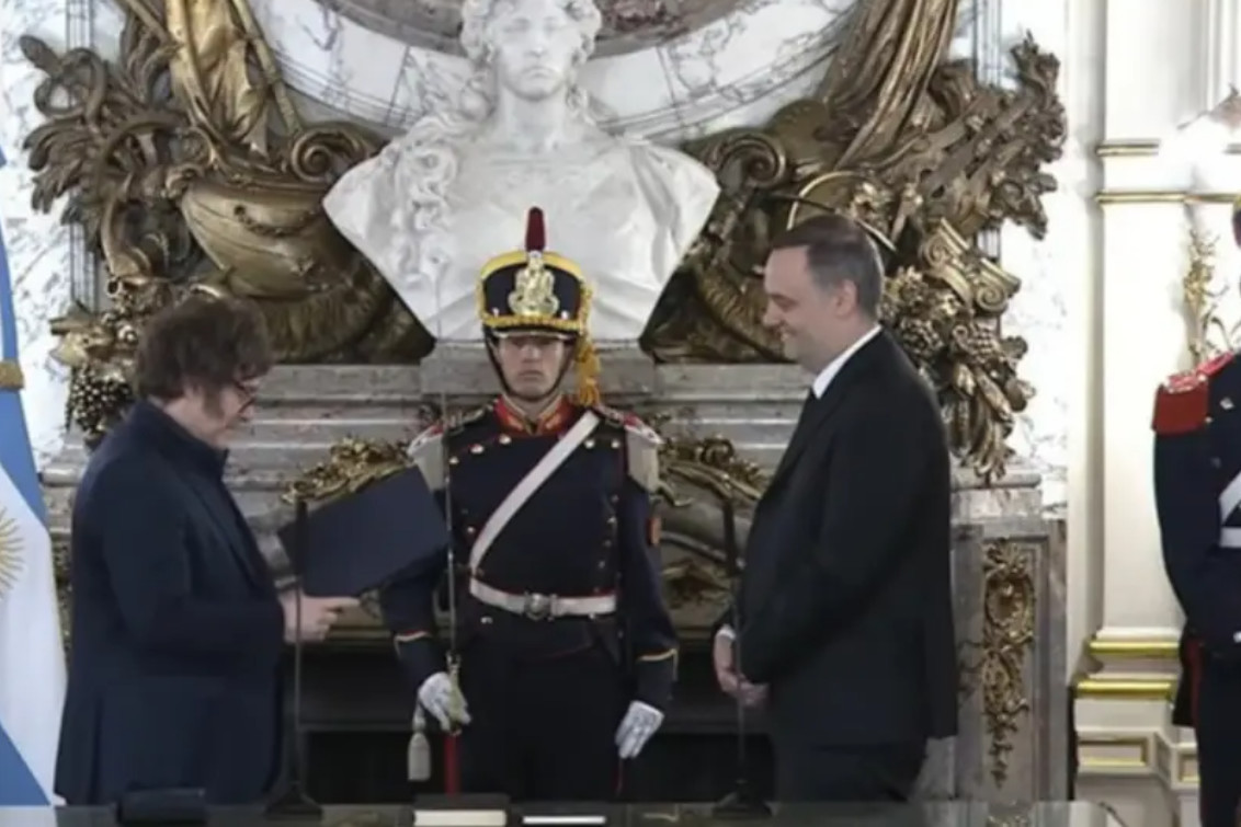  Milei le tomó juramento a Adorni, quien asumió la Jefatura de Gabinete en lugar de Francos