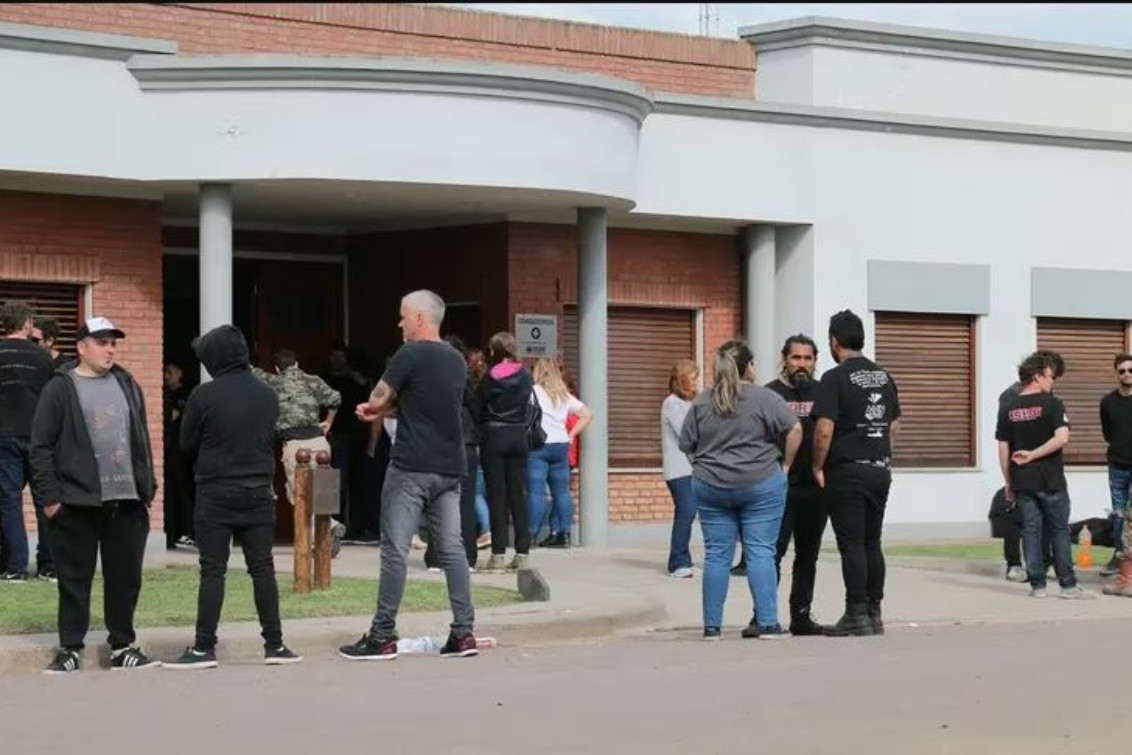 El impactante velorio de Ricardo Iorio: banderas, cánticos y el himno nacional a todo volumen  
