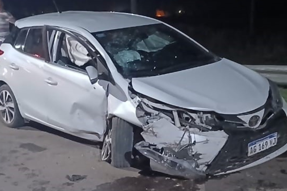  Accidente en el acceso a Saldungaray: Dos personas resultaron heridas por el impacto