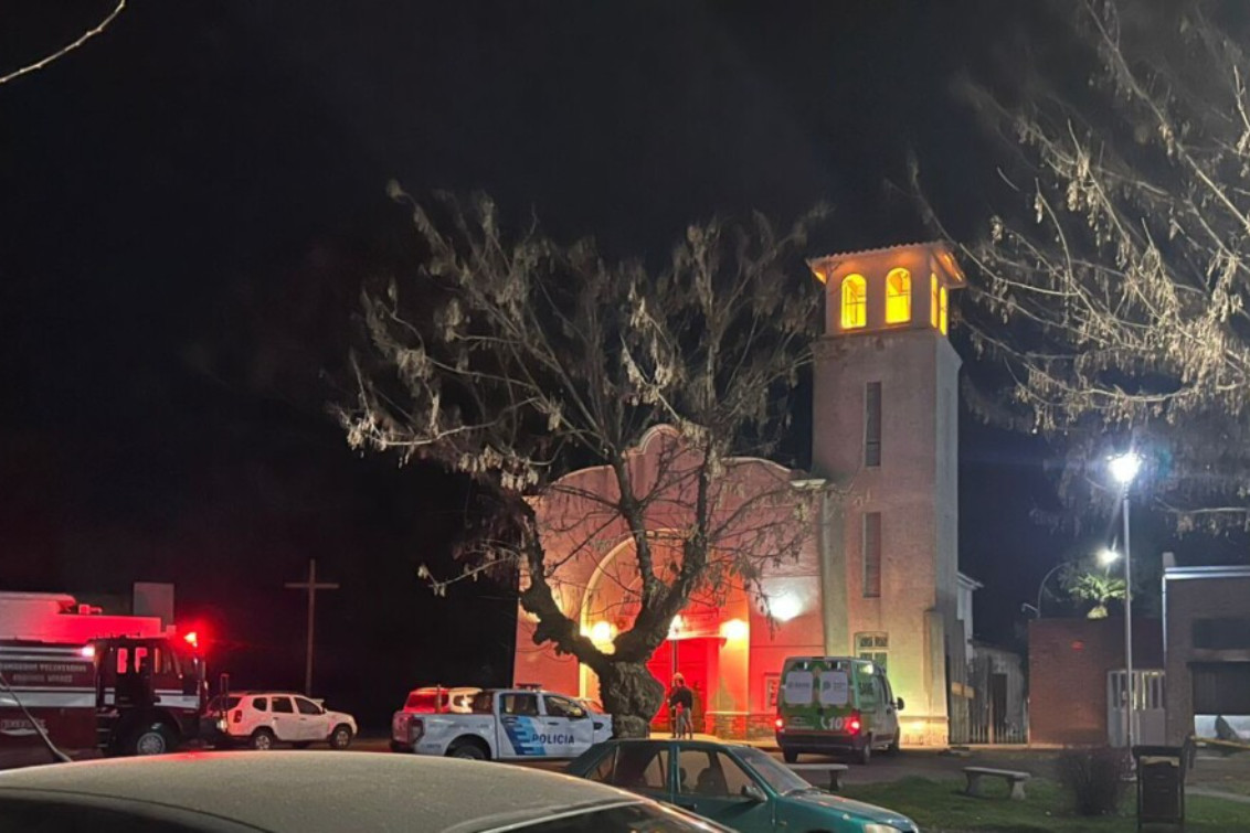 Se desnudó en el altar de una iglesia, dañó la estatua de un santo y quiso incendiar todo  