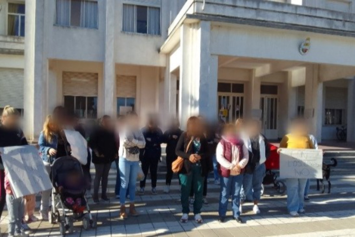 Con los chicos no: Madres marcharon al municipio y exigieron intervención por situaciones abusivas