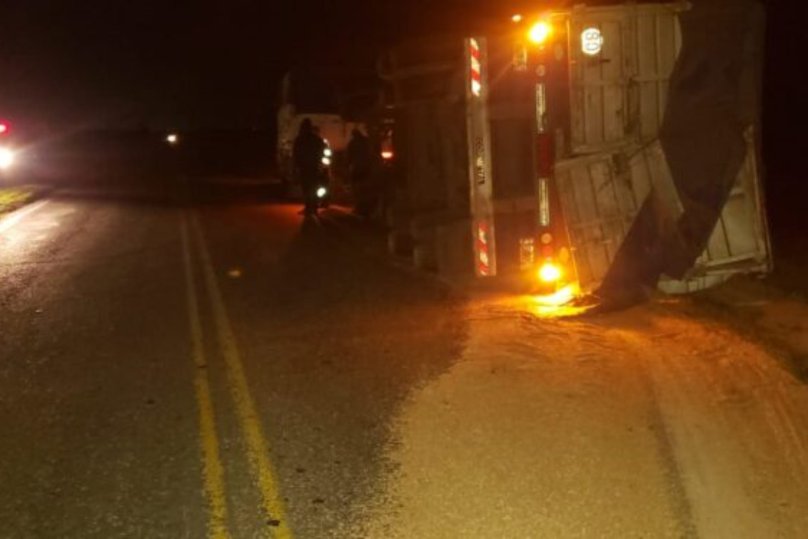 Ruta 33: Volcó un camión que transportaba cereal 