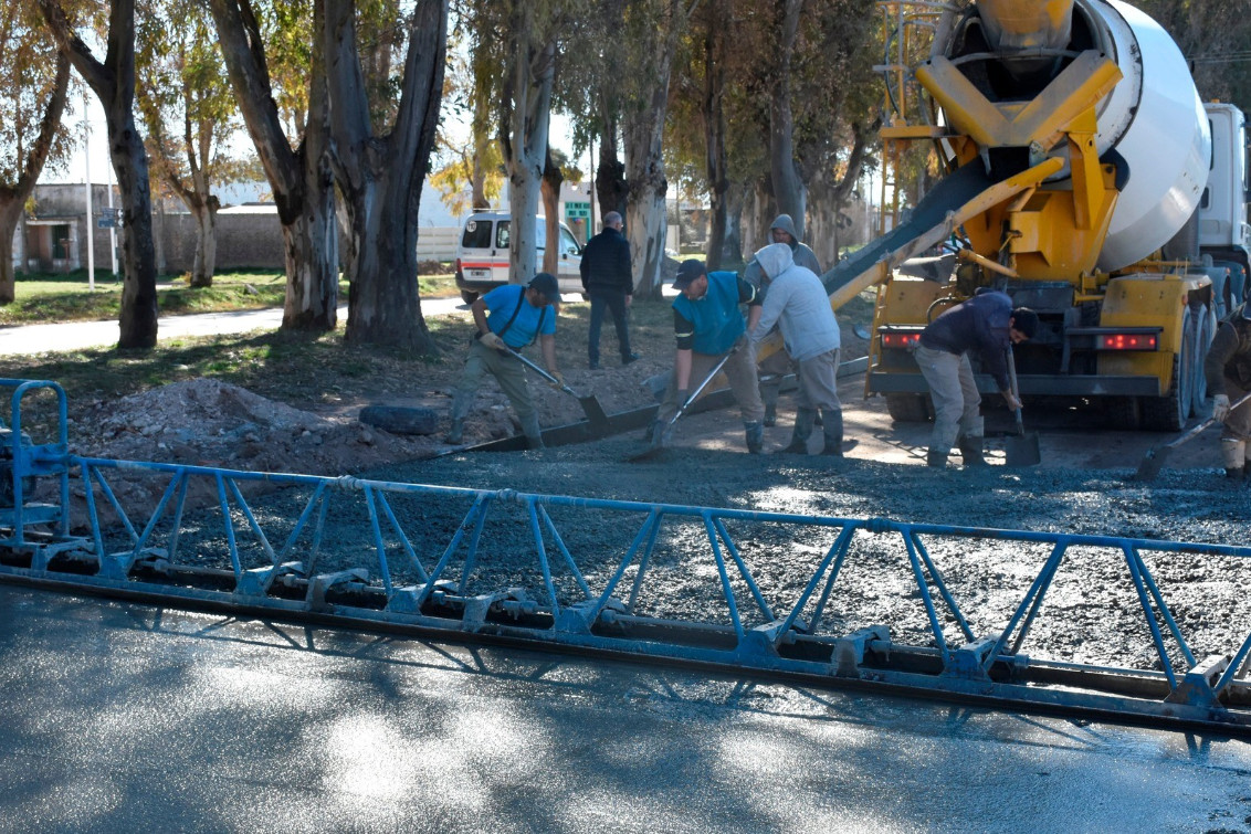  Continúa la pavimentación de la colectora de Avenida Frondizi