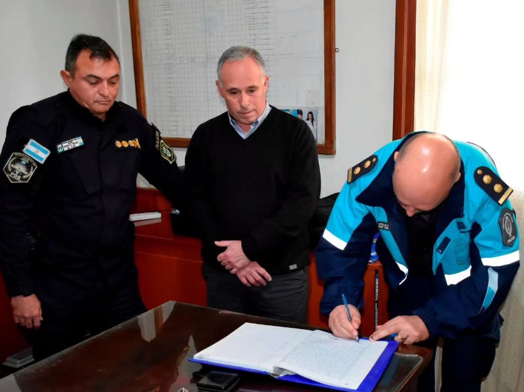  En un marco de total hermetismo, ayer se concretó el recambio de autoridades de la Policía Comunal 