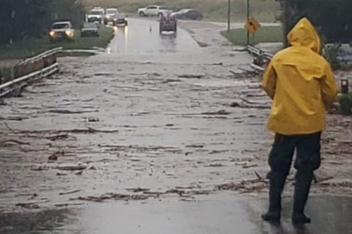 Sierra de la Ventana: cortado el acceso por desborde del Arroyo San Bernardo 