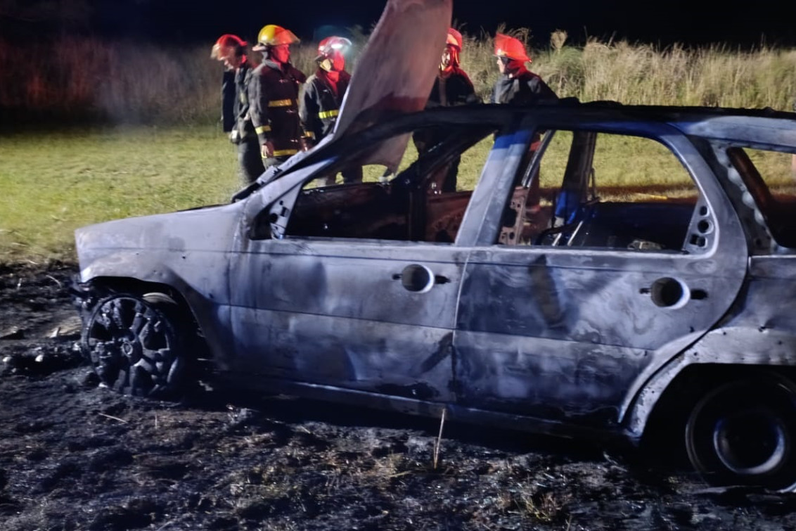 Ruta 72: Un vehículo fue consumido totalmente por las llamas cerca de Sierra de la Ventana