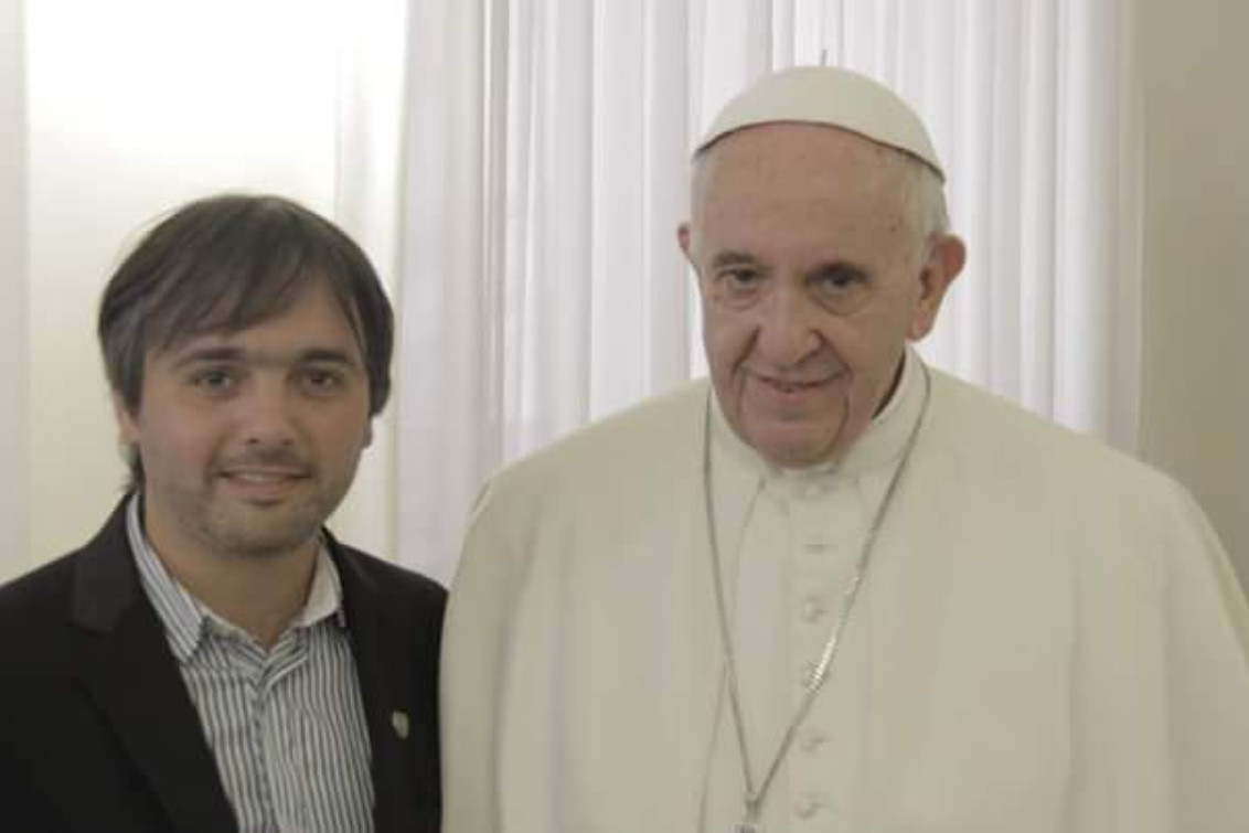  Un viaje laboral de un pringlense, que terminó en un momento único en el Vaticano