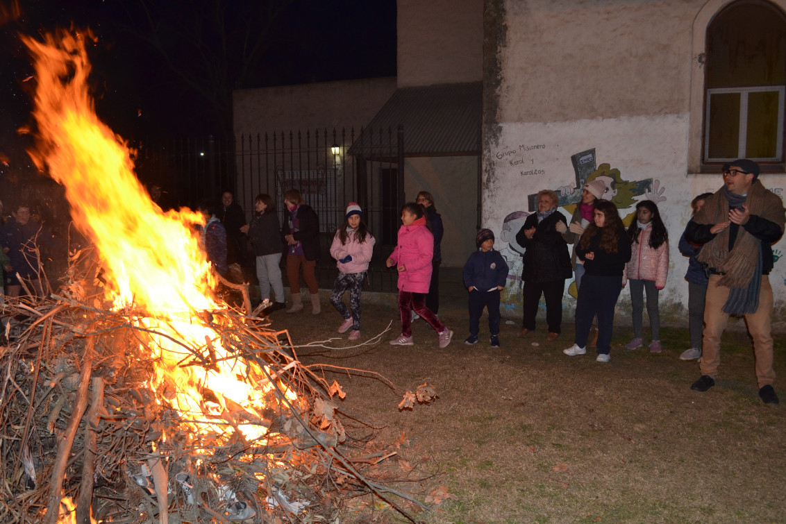  La capilla San Pedro realizó la tradicional fogata por San Pedro y San Pablo