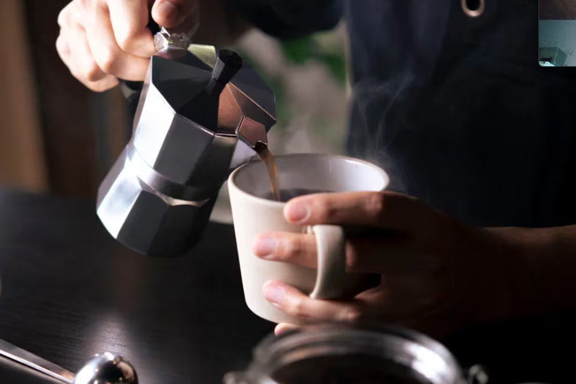 Así afecta al cuerpo tomar una taza de café cada mañana, según los expertos de Harvard  