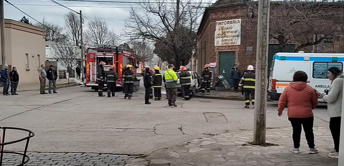 Un Fiat Duna terminó destruido, tras un fuerte choque, el otro vehículo huyó y fue localizado 