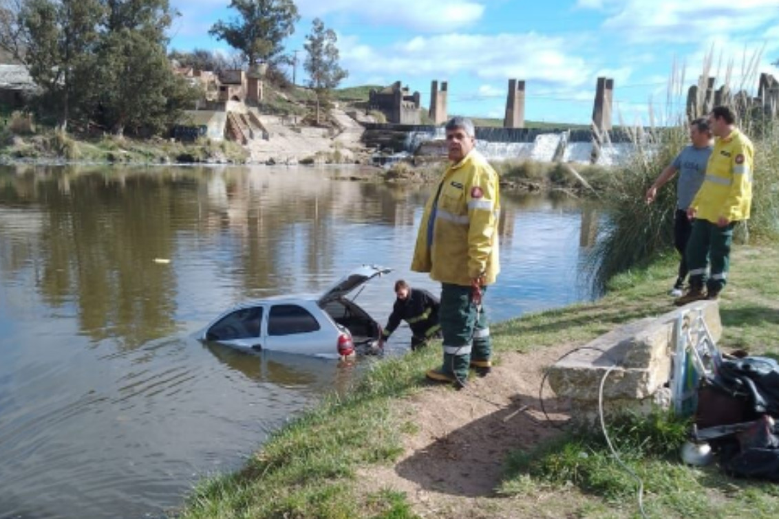 UN AUTO CAYÓ AL RIO QUEQUEN SALADO