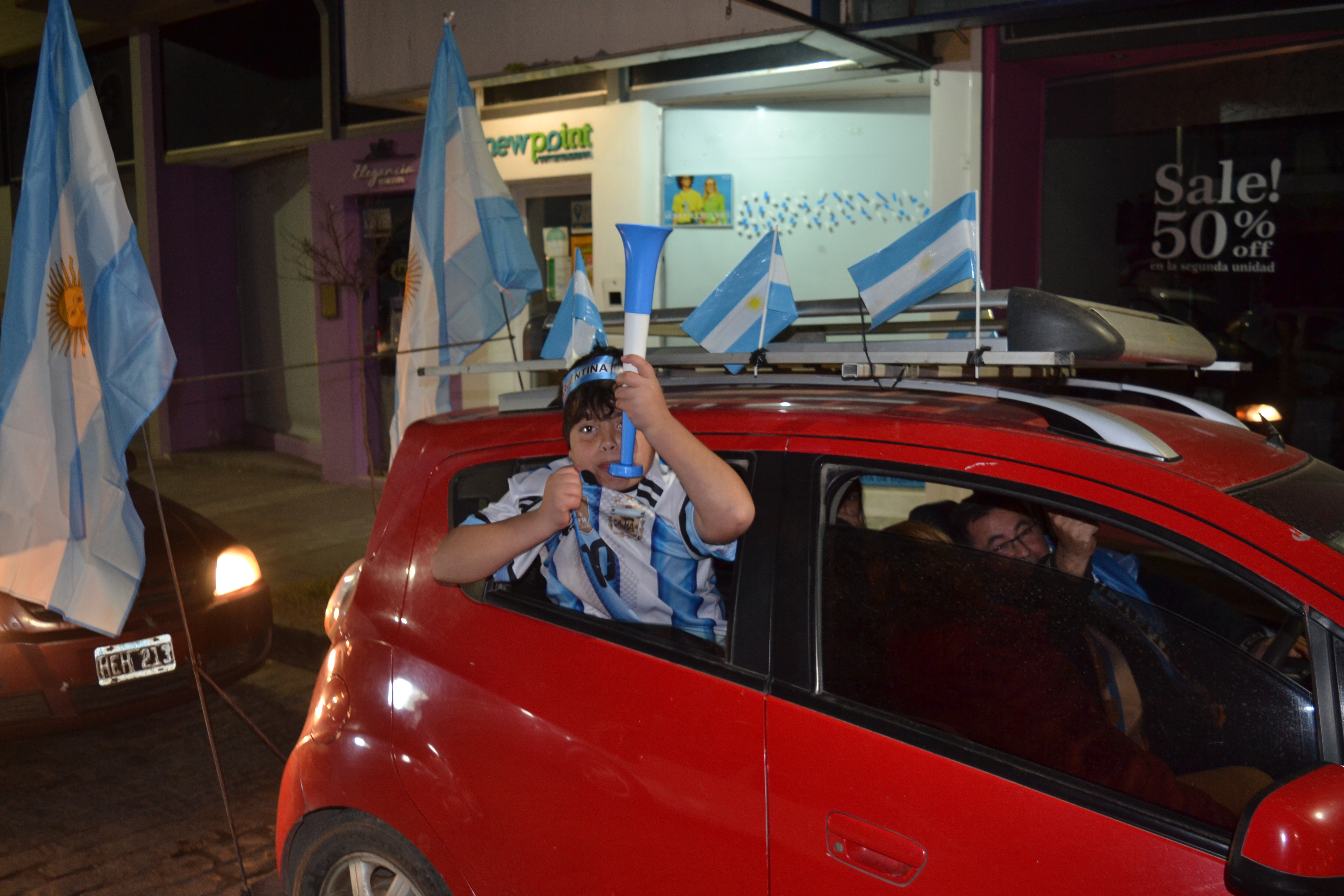 Coronel Pringles se vistió de celeste y blanco para celebrar el pase de Argentina a octavos de final
