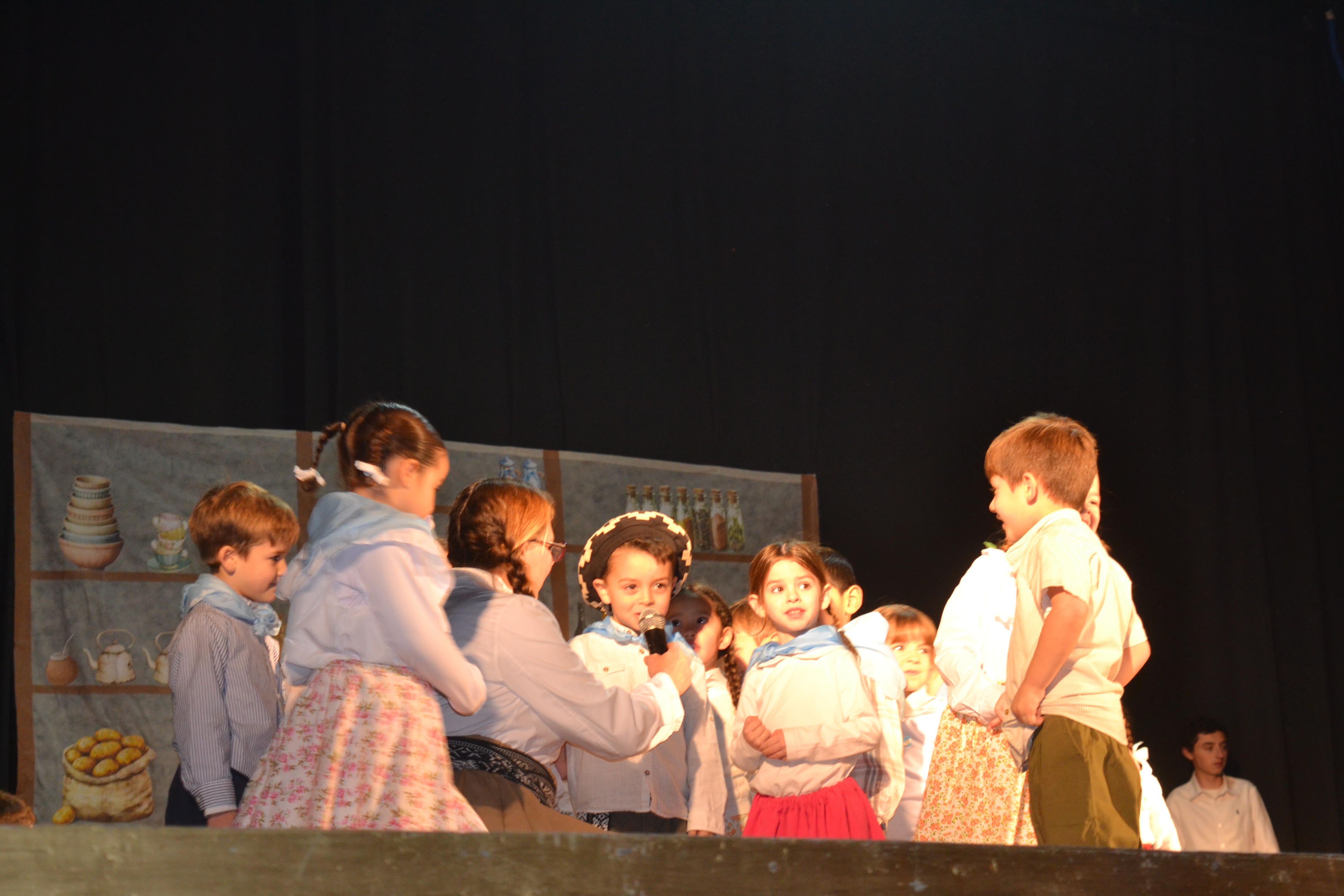  El Colegio Sagrado Corazón conmemoró el Día de la Independencia en el Teatro Español