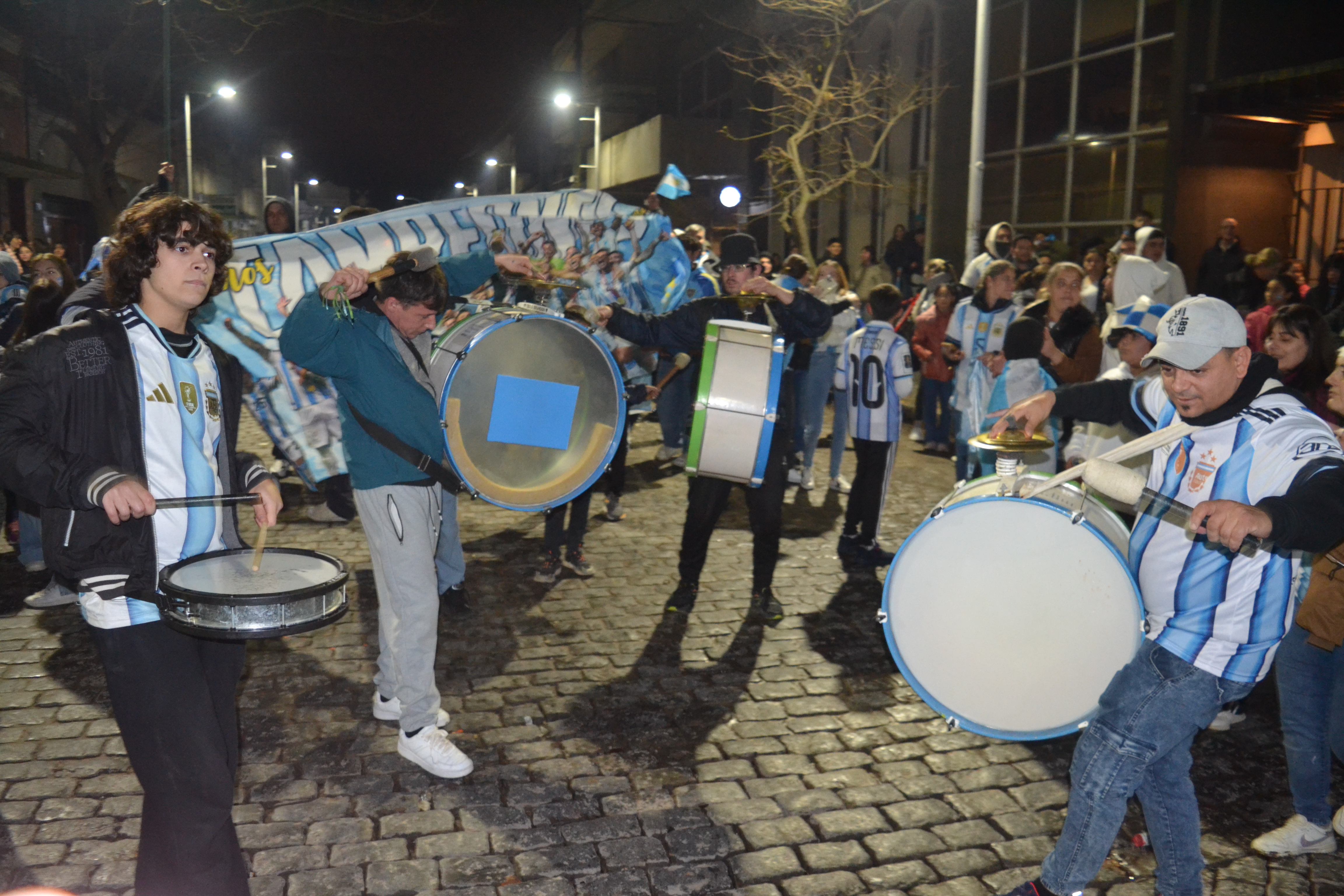 La ciudad volvió a vestirse de celeste y blanco para celebrar el pase de Argentina a las semifinales