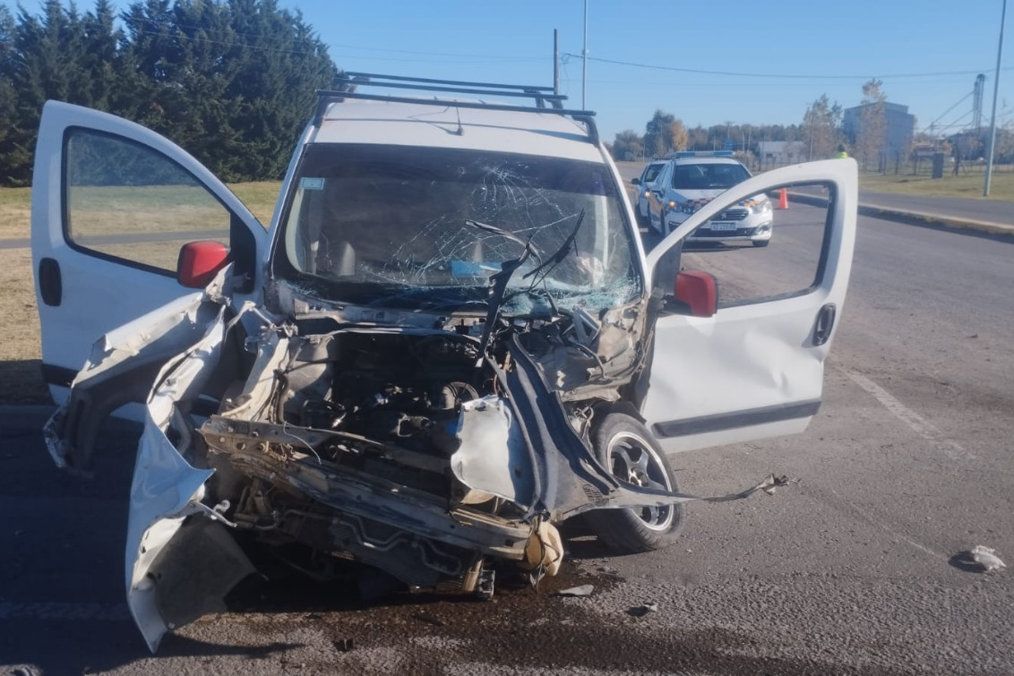 Violento impacto de un utilitario contra el acoplado de un camión en Ruta 51 y Boulevard 40