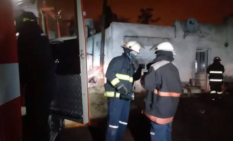 Bomberos acudieron a un principio de incendio en una vivienda
