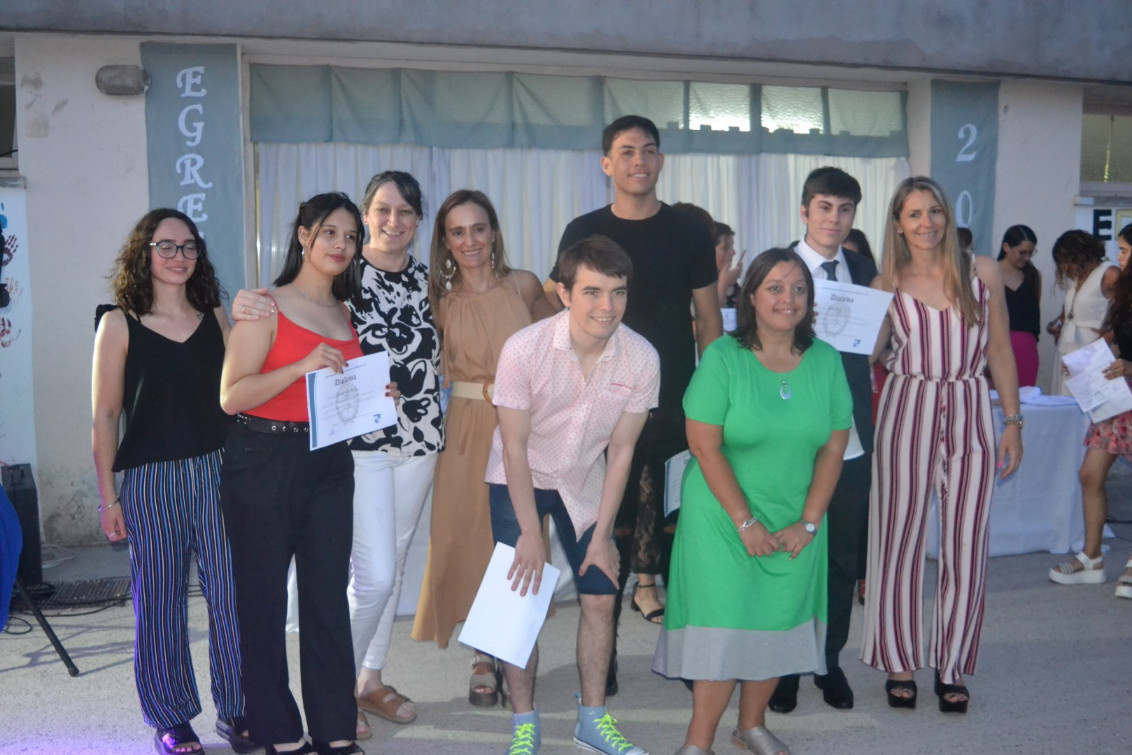 El CENS N° 451 y el CEA N° 701 despidieron con emotividad a sus egresados 2022 