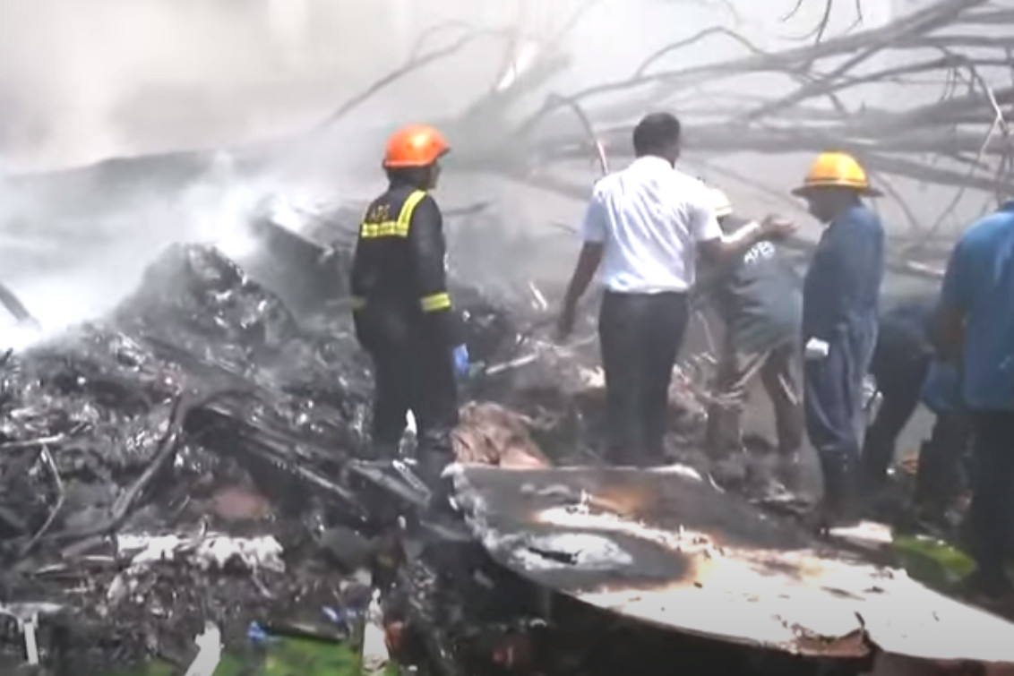  Tragedia aérea en India: Se estrelló un avión con 242 pasajeros
