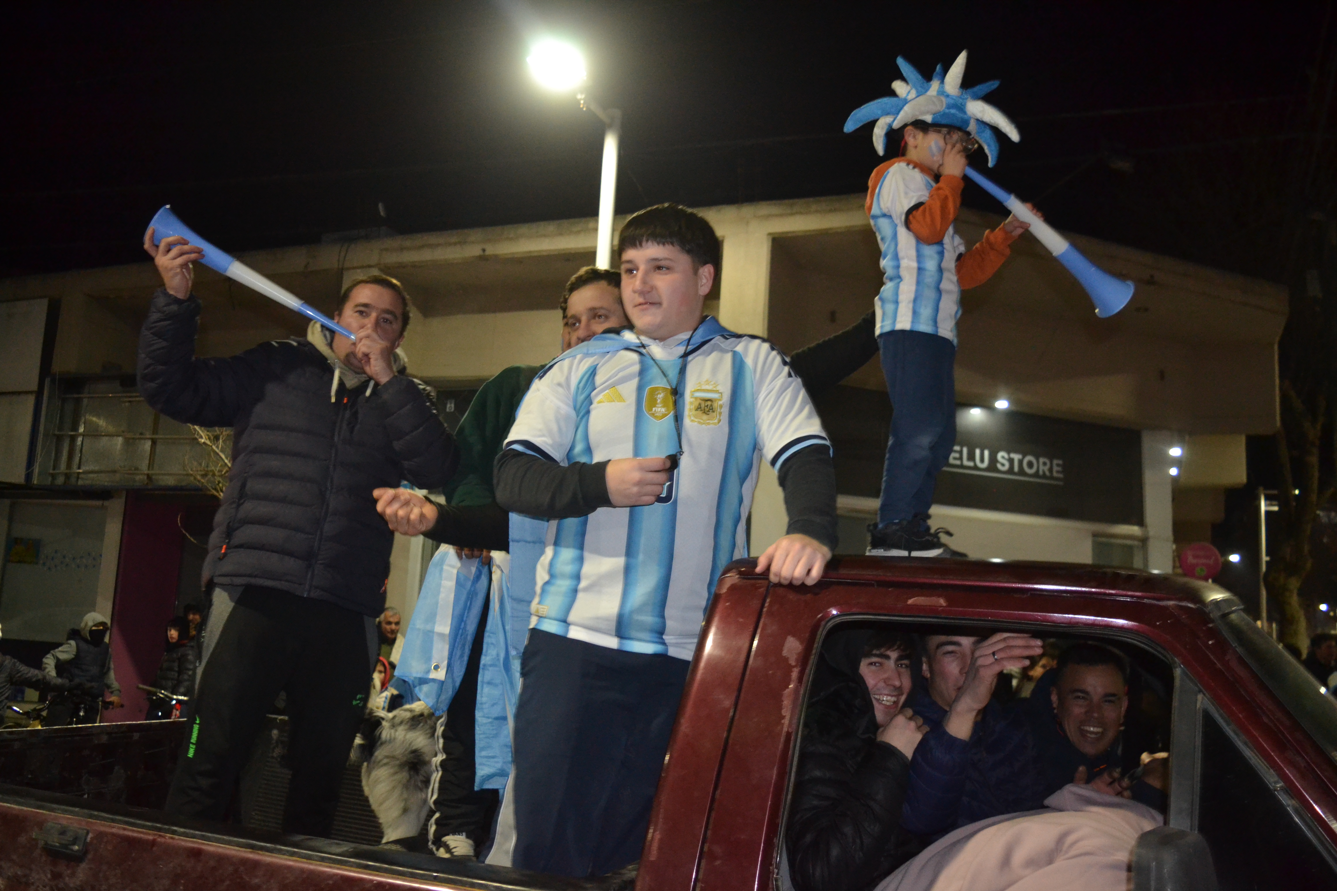 Coronel Pringles se vistió de celeste y blanco para celebrar el pase de Argentina a octavos de final