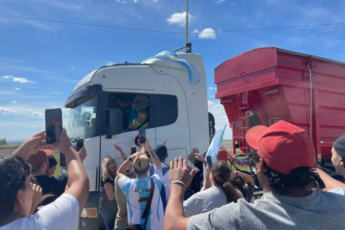 La caravana solidaria de Marcos Di Palma llegó a Bahía Blanca