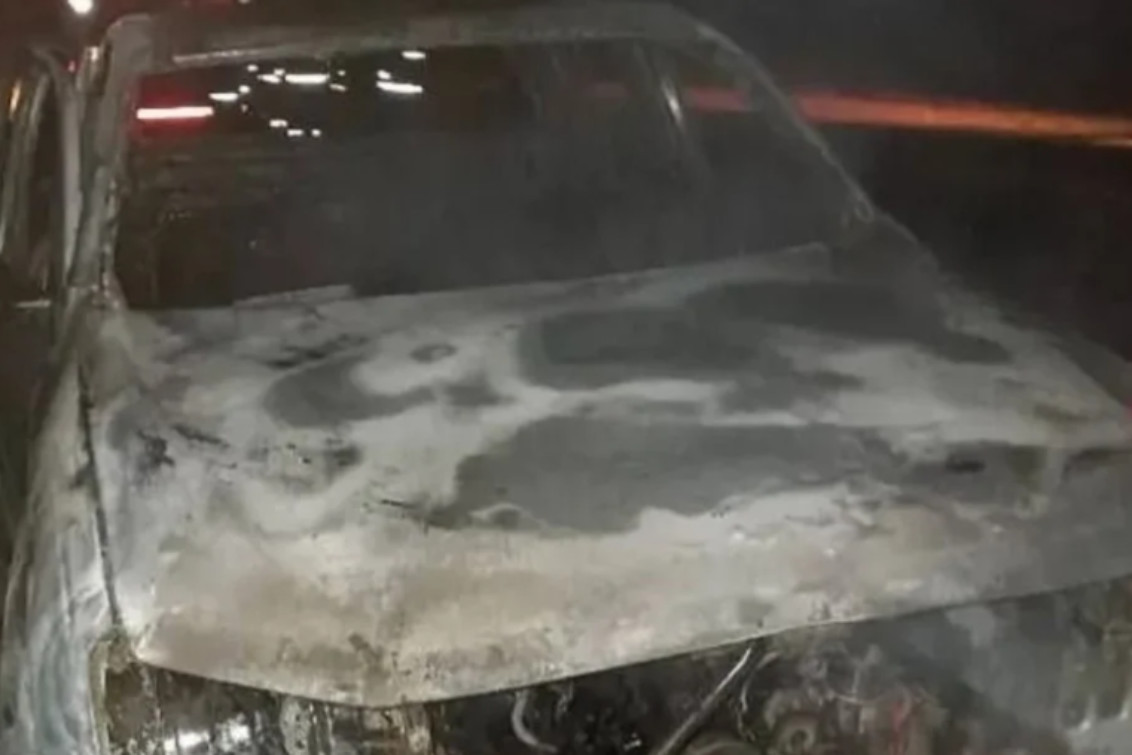  Una camioneta se incendió en la Ruta N° 51, entre Coronel Pringles y Bahía Blanca