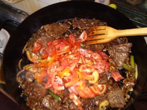 Bifes a la criolla en disco de arado 