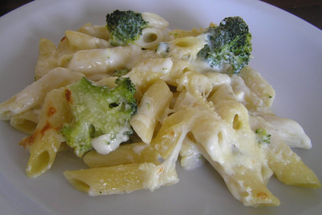 FIDEOS CON BRÓCOLI Y SALSA BLANCA