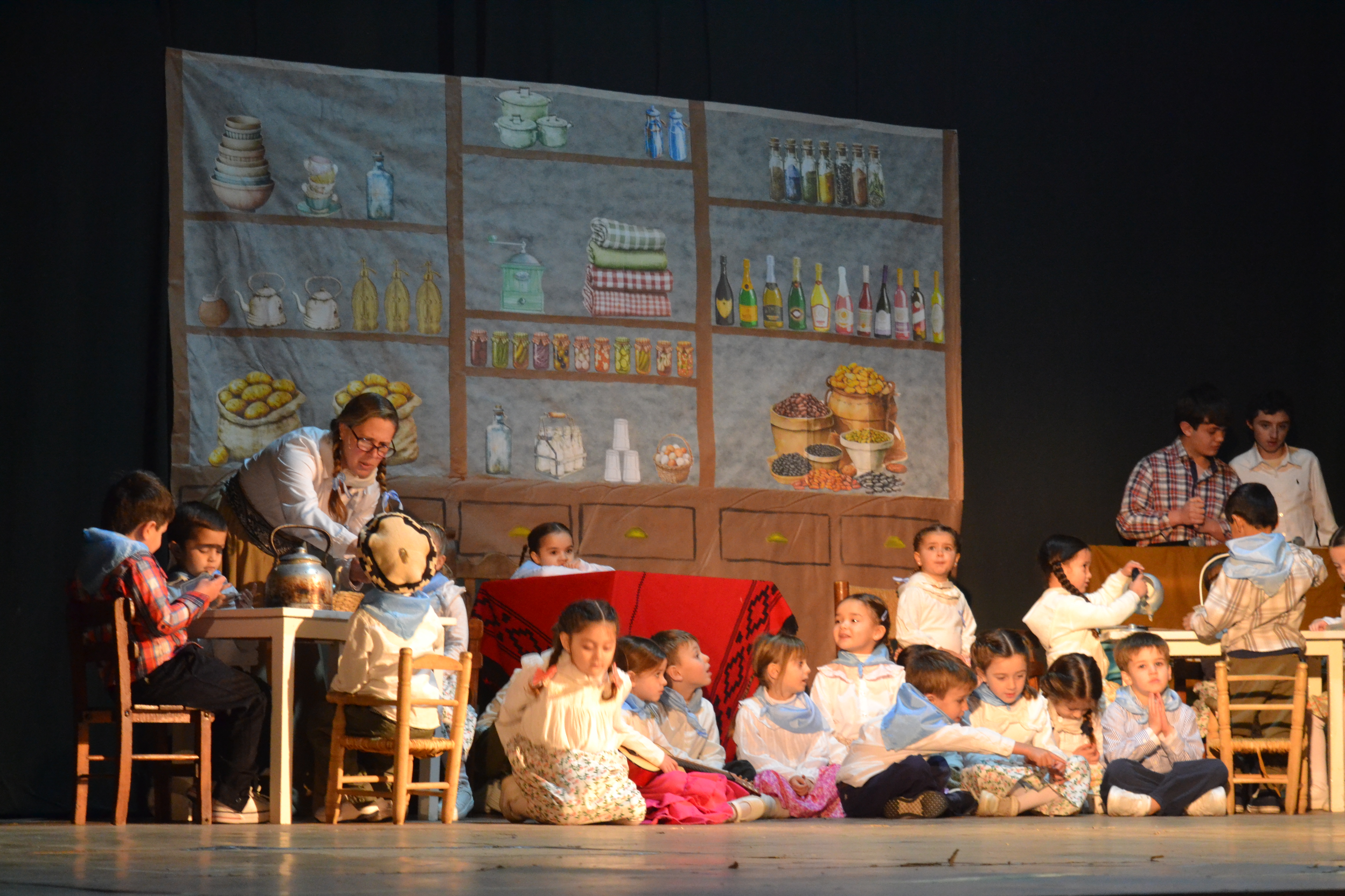  El Colegio Sagrado Corazón conmemoró el Día de la Independencia en el Teatro Español