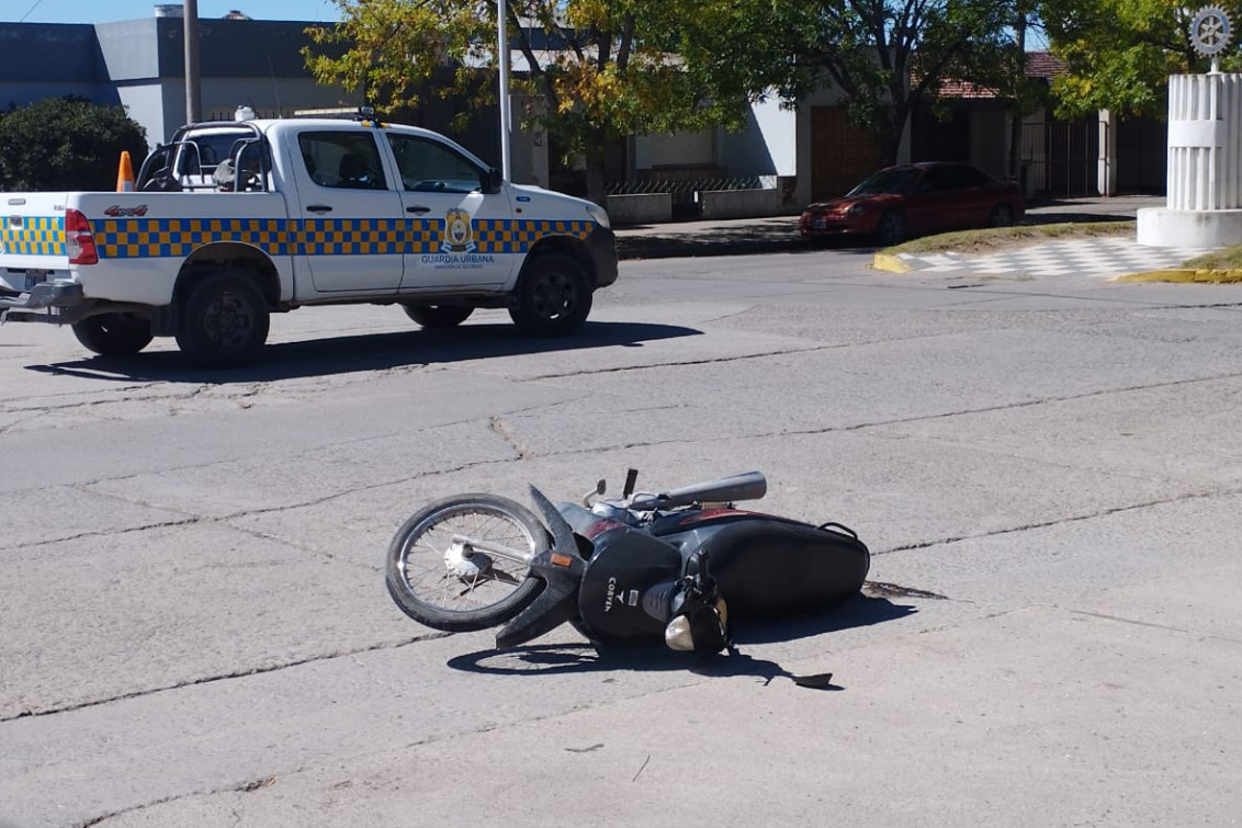  Choque entre moto y auto en la esquina de Avenida 25 de Mayo y 19