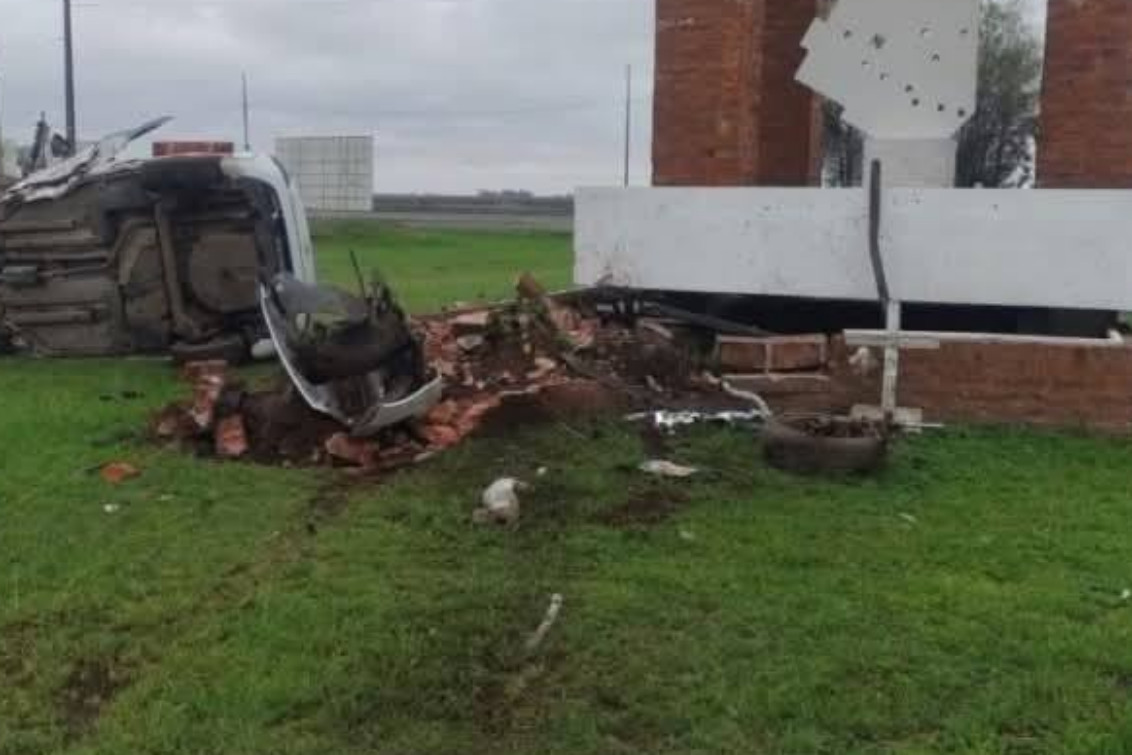 CHOCARON EL ARCO DE LA ENTRADA A LA CIUDAD Y EL VEHÍCULO TERMINÓ VOLCADO