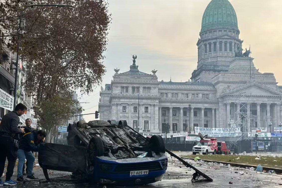 Violencia frente al Congreso: manifestantes continúan atacando a la policía, e incendiaron 2 autos