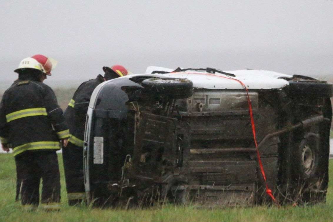 Volcó un utilitario sobre la ruta 67 en plena tormenta