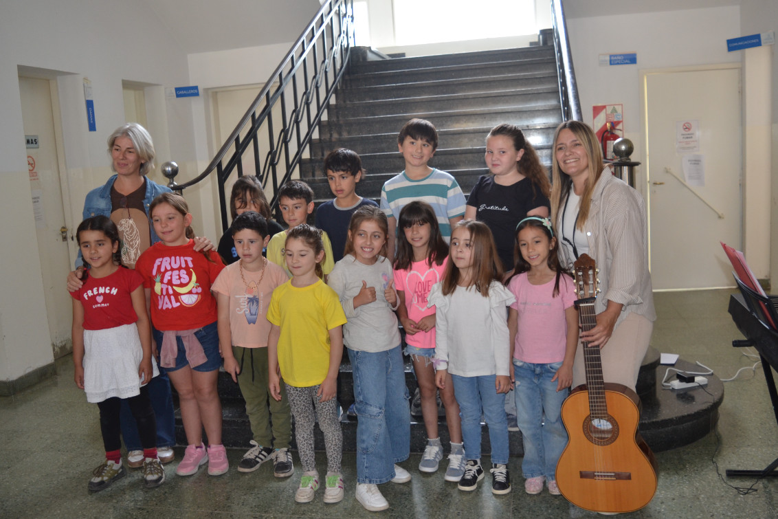  La Escuela de Educación Artística N° 1 realizó una cantata musical frente al Palacio Municipal