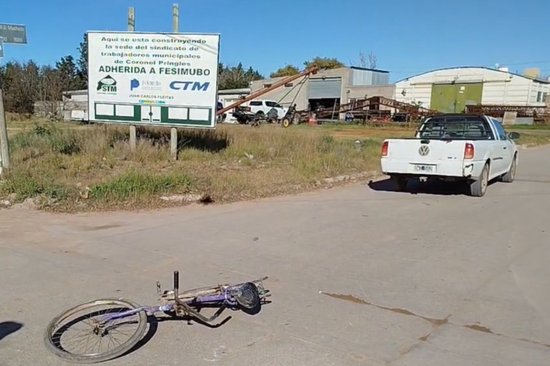  Una camioneta colisionó con una bicicleta en la intersección de calles 15 y 56