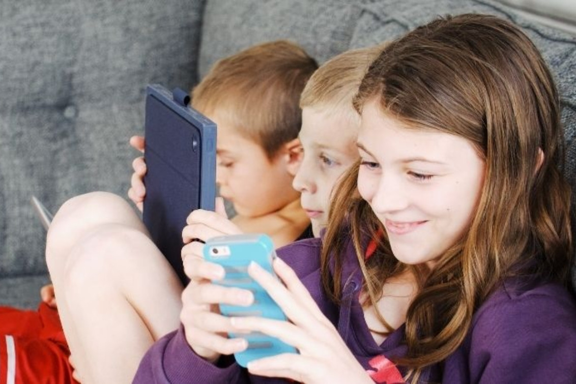 Advierten sobre la necesidad de acompañar a niños y adolescentes en su vida digital