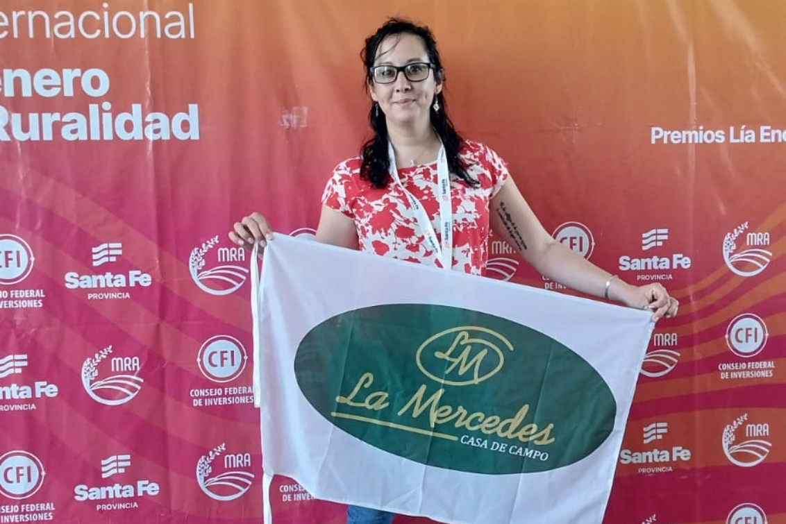 Reconocimiento a Melisa Sanabria en la ceremonia de premios Lía Encalada