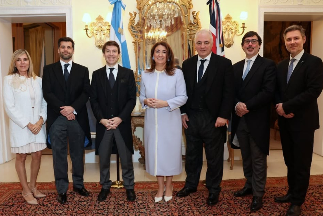 Mariana Plaza presentó sus Cartas Credenciales al Rey Carlos III en Buckingham