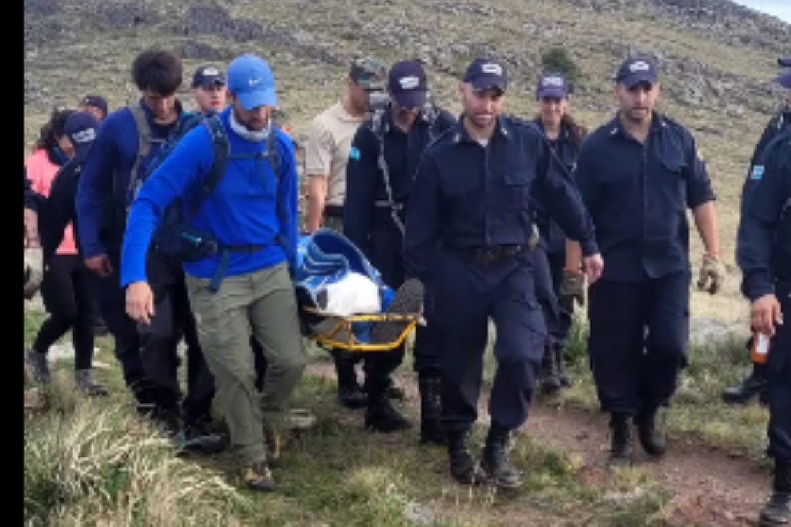 Bomberos y policía rescataron a un turista en el Cerro Tres Picos