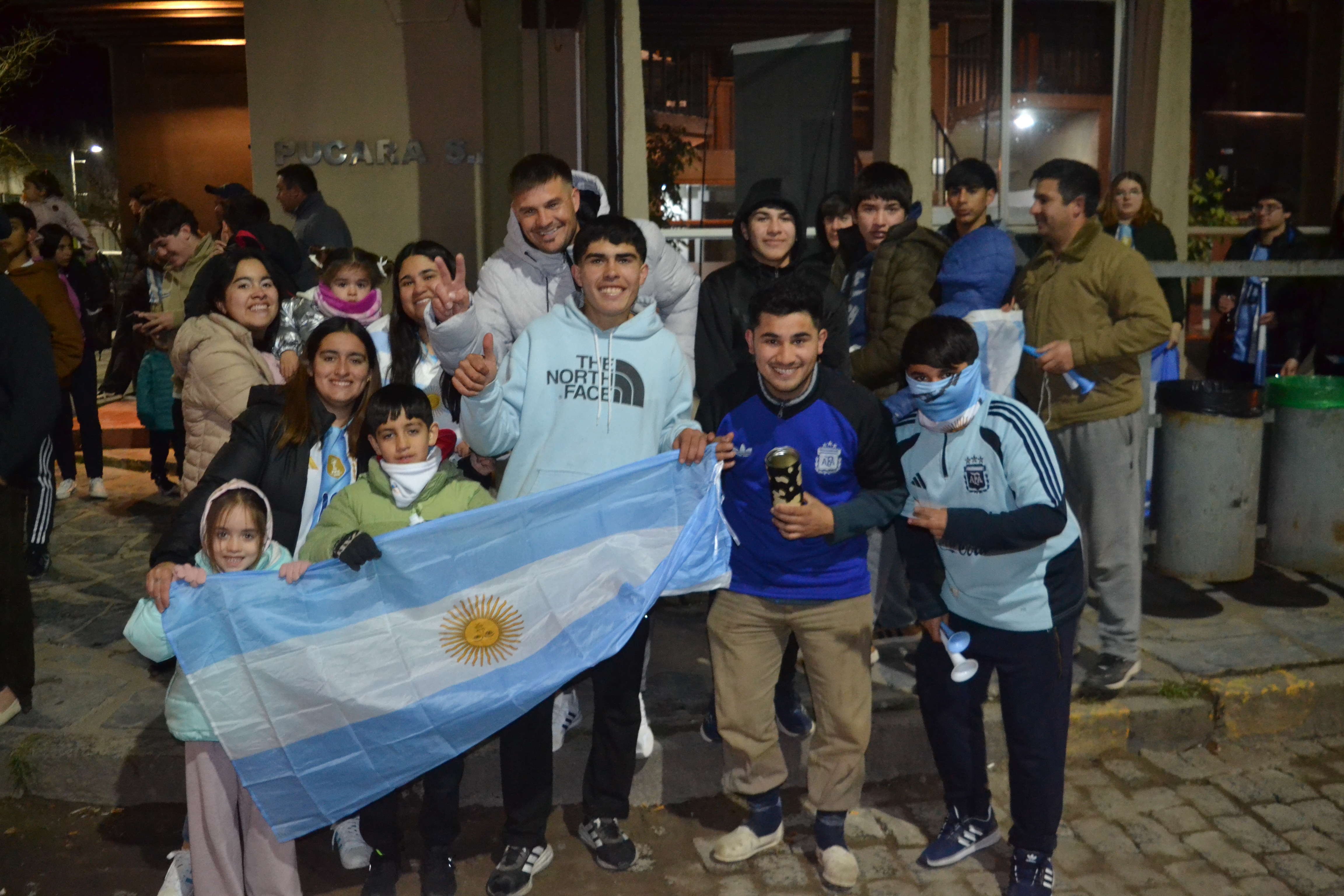 Coronel Pringles se vistió de celeste y blanco para celebrar el pase de Argentina a octavos de final