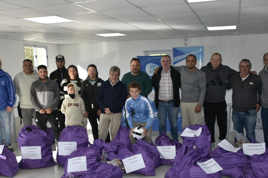  Se realizó la entrega de kits deportivos a clubes y gimnasios del distrito