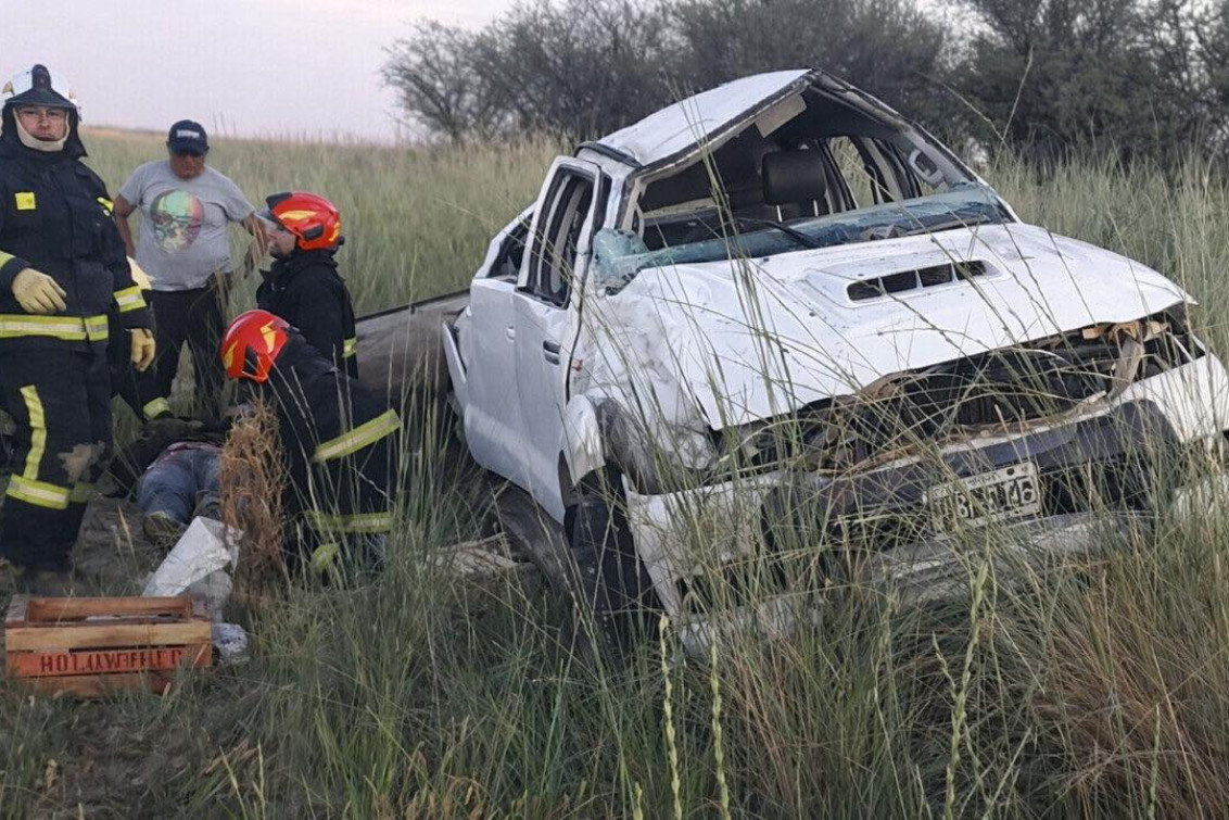  VUELCO EN LA RUTA 3: Una joven fue trasladada de urgencia al Hospital Penna